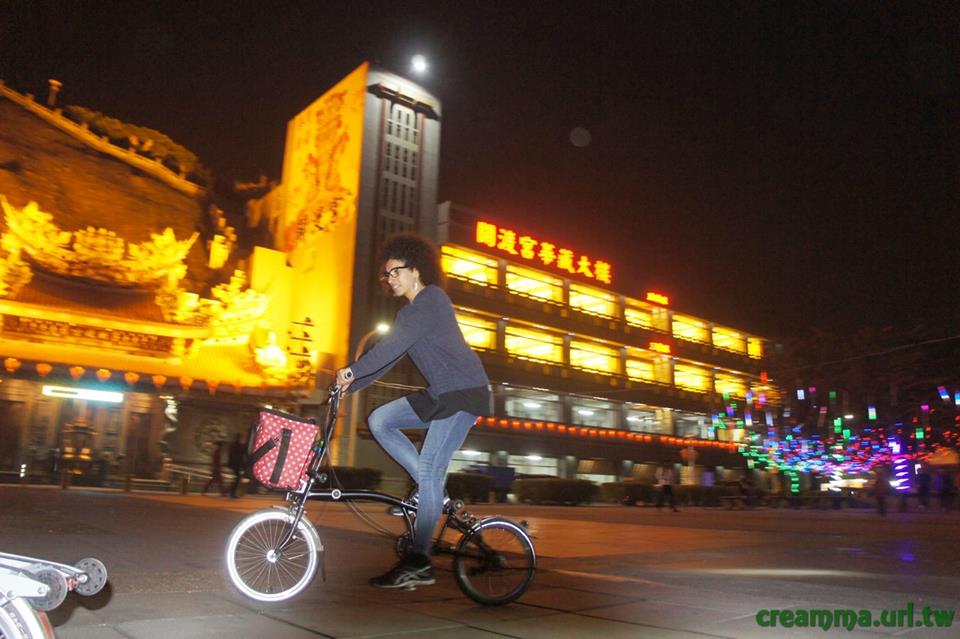 Night ride taipei riverside cyclelane