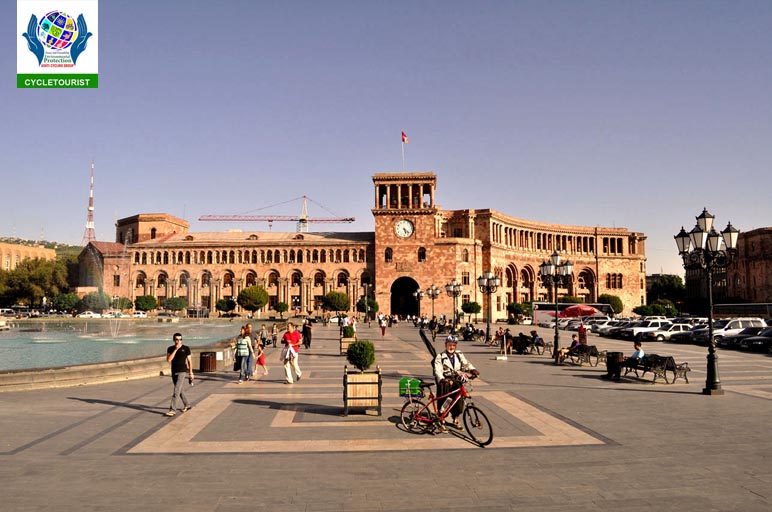 Mr ."A`alem Habibi Shiraz" 60-year-old cyclist tourists - From Iran to Armenia 2000 km